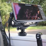 Railblaza FishfinderMount HEXX mit Lowrance Fishfinder