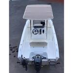 T-Top montiert auf einem GFK Boot mit Center Konsole - Draufsicht