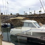 Bimini-Top Sport mit 3 Bögen in beige, montiert auf einem Kabinenboot