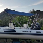 Sonnenverdeck Jolly für Geräteträger in blau, montiert auf einerm Schlauchboot (Profil)