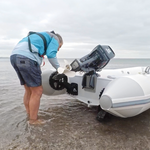 Railblaza C-TUG Schlauchbooträder / Dinghy Wheels an einem weißen Schlauchboot