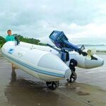 Railblaza C-TUG Schlauchbooträder / Dinghy Wheels an einem weißen Schlauchboot im Einsatz