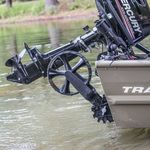 Railblaza C-TUG Schlauchbooträder / Dinghy Wheels an einem Aluminiumboot hochgeklappt