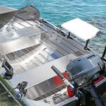 Railblaza Filetiertisch montiert an einem Gunwale mit Verlängerungen