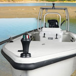 Railblaza iPS LED Zweifarben-Positionslicht an einem GFK Angelboot