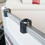 Montagebeispiel an einer vierkant Reling des Railblaza Pontoon Railmount