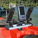 Railblaza drehbare Montageplattform S mit Rutenhaltern und Echolot auf einem TracMount 350