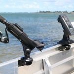 Railblaza Rod Holder II in schwarz montiert mit Railmounts