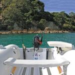Railblaza Fishing Rod Stow Single Rutenhalter montiert an einem Schlauchboot Heckspiegel