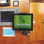 Railblaza ScreenGrabba montiert an einer Cockpit Wand mit einem SidePort