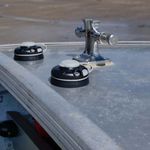 Railblaza Starporthalterung mit Sockel in schwarz auf waagerechter Fläche montiert.