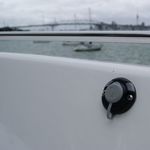 Railblaza Starport in schwarz senkrecht montiert an einer Bordwand