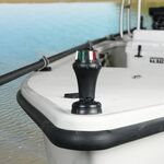 Railblaza Starport in schwarz montiert am Bug