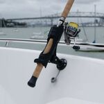 Railblaza Starport in schwarz montiert an der Bordwand als Rutenhalter Basis.