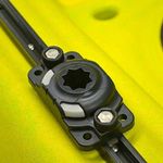 Railblaza Starporthalterung HD in schwarz montiert auf einem Kayak Track