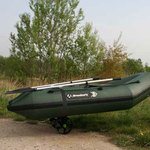 Railblaza C-TUG Transportwagen / Slipwagen mit Sandrädern und Verbindungsstange für ein Dinghy